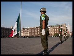 2. Mexico_Wciąganie flagi na placu Zócalo